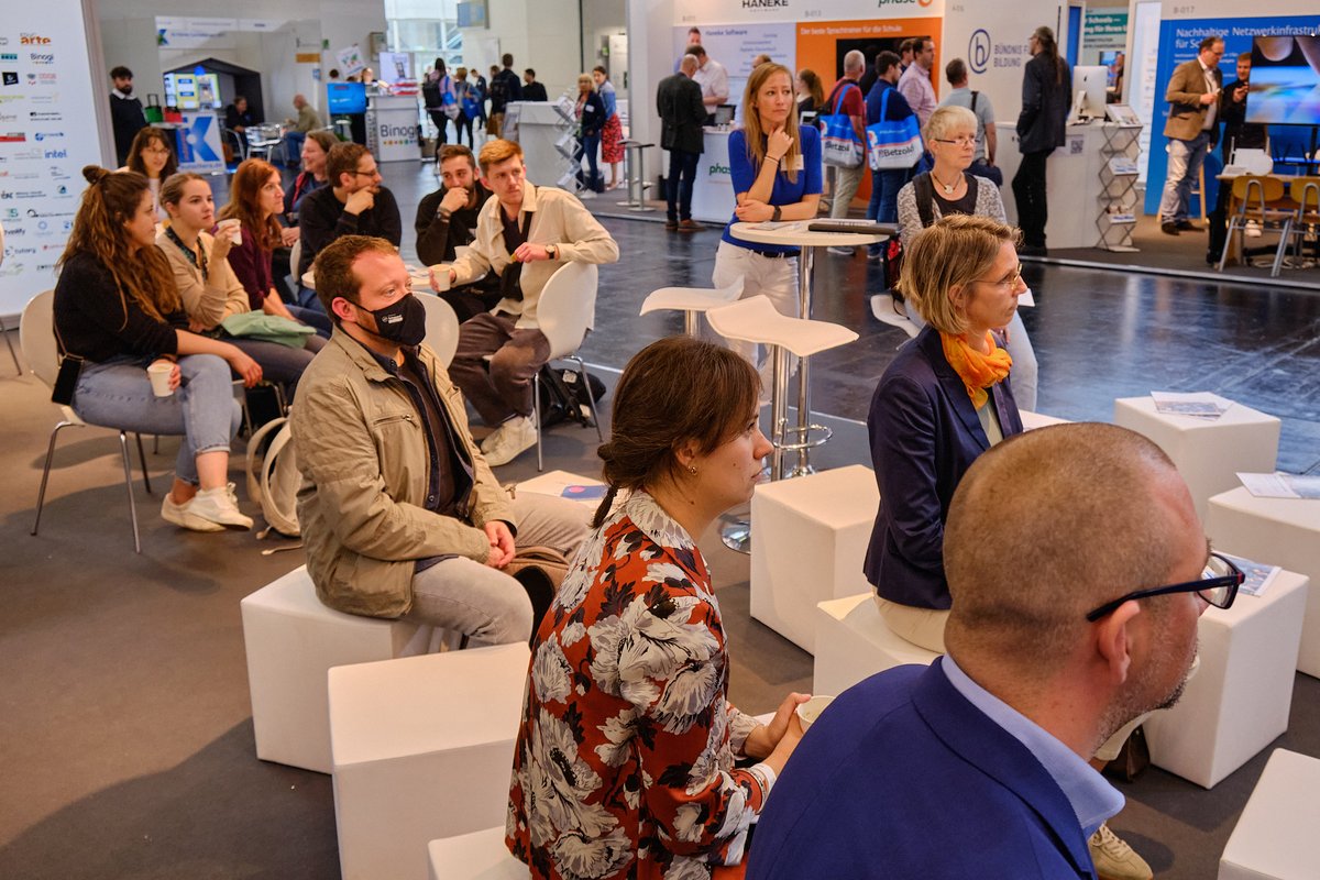 Heute Mittag Vorstellung der Studie "Digitalisierung an den Deutschen Auslandsschulen" am Stand des <a href="/BfBildung/">Bündnis für Bildung</a> auf der #didacta. #Auslandsschulen sind Vorreiter bei der #Digitalisierung, benötigen gleichzeitig auch einen #Digitalpakt. Studie: bit.ly/3mxwsul