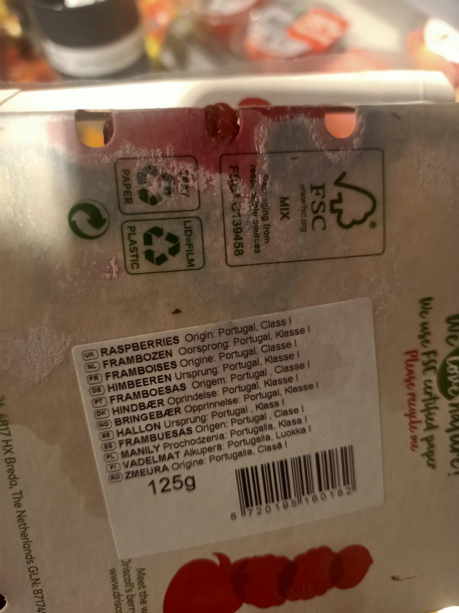 Fruittelers <a href="/NFOfruit/">Nederlandse Fruittelers Organisatie</a> boos: #Frambozen uit Portugal in de supermarkten terwijl er volop Nederlandse frambozen zijn op dit moment. “Alle ketens willen fruit uit NL. Maar deze mooie woorden lijken voor de #framboos van eigen bodem, op dit moment loze beloften” 🤷🏻‍♀️ 🇳🇱