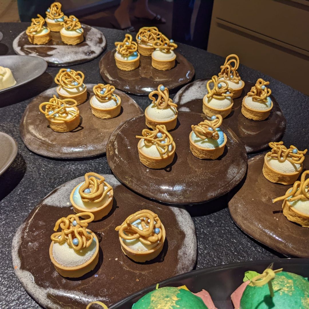 ChefSins's tweet photo. 📸Un resumen de la presentación de la nueva colección de @isabelguarch 

Ariadna Salvador de Ninumá y Manu Rico de Ginbo, fueron los encargados de darle la experiencia gastronómica al evento. Se inspiraron en las joyas de la colección.

#creativity #eventos #chefsin #cócteles https://t.co/b8p7IpDp3P