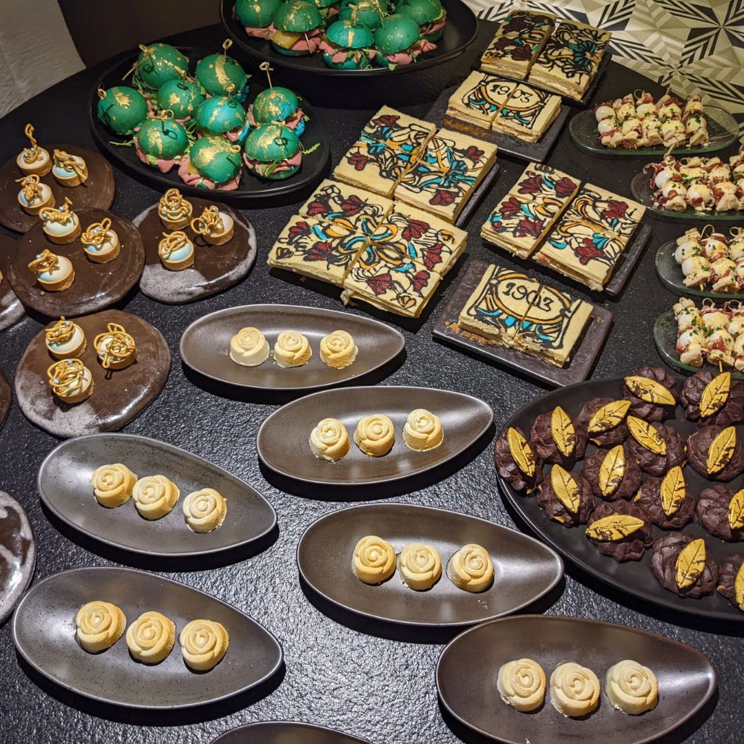 ChefSins's tweet photo. 📸Un resumen de la presentación de la nueva colección de @isabelguarch 

Ariadna Salvador de Ninumá y Manu Rico de Ginbo, fueron los encargados de darle la experiencia gastronómica al evento. Se inspiraron en las joyas de la colección.

#creativity #eventos #chefsin #cócteles https://t.co/b8p7IpDp3P