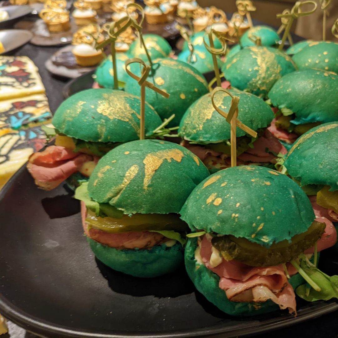 ChefSins's tweet photo. 📸Un resumen de la presentación de la nueva colección de @isabelguarch 

Ariadna Salvador de Ninumá y Manu Rico de Ginbo, fueron los encargados de darle la experiencia gastronómica al evento. Se inspiraron en las joyas de la colección.

#creativity #eventos #chefsin #cócteles https://t.co/b8p7IpDp3P