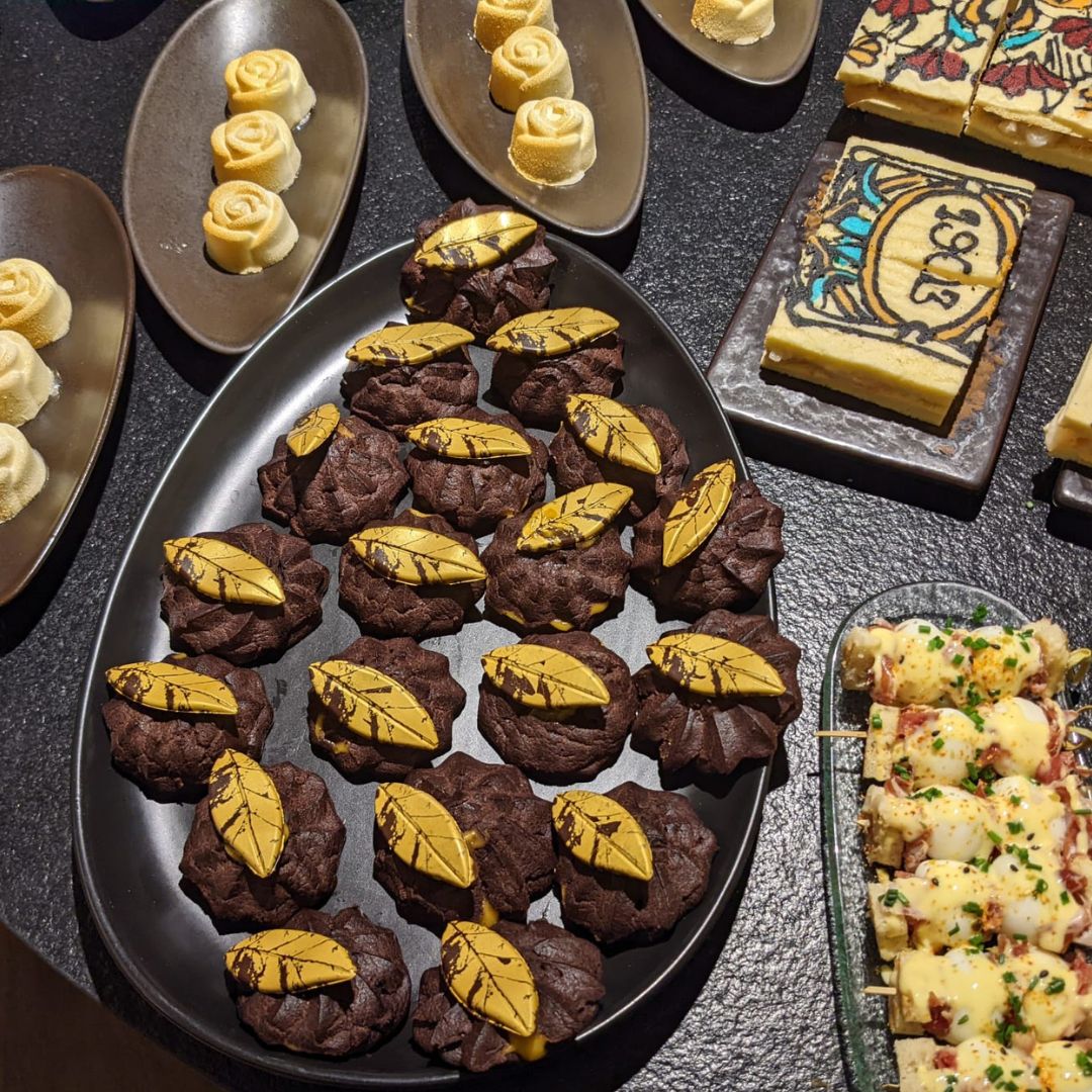 ChefSins's tweet photo. 📸Un resumen de la presentación de la nueva colección de @isabelguarch 

Ariadna Salvador de Ninumá y Manu Rico de Ginbo, fueron los encargados de darle la experiencia gastronómica al evento. Se inspiraron en las joyas de la colección.

#creativity #eventos #chefsin #cócteles https://t.co/b8p7IpDp3P