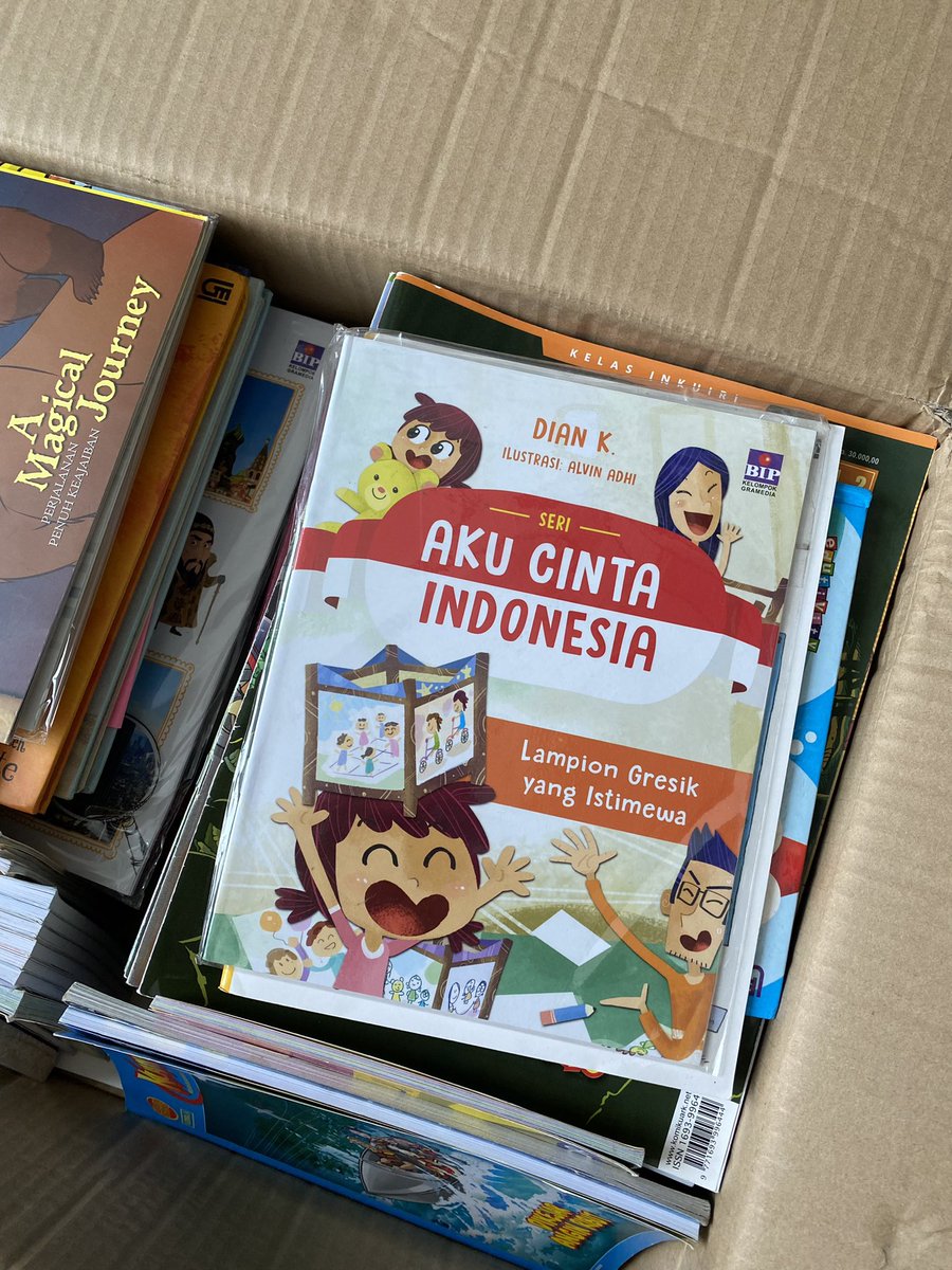Tadi pagi kita kirim buku ceria anak-anak lagi. Horeeee… kali ini ditujukan ke Saumlaki, Tanimbar, Maluku Tenggara Barat. Thanks <a href="/JNE_ID/">JNE Express</a> buat dukungan logistiknya. Gak ada JNE, buku2 gak bakalan sampe🙏🏻 Bismillah semoga perjalanan lancar ya… 

#tamanbacaanaklebah #bacabukuyuk
