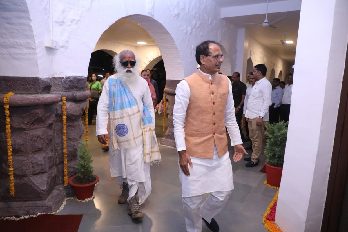 CMMadhyaPradesh's tweet photo. मुख्यमंत्री श्री @ChouhanShivraj ने धर्मपत्नी श्रीमती साधना सिंह जी के साथ आध्यात्मिक गुरु श्री @SadhguruJV के निवास आगमन पर स्वागत किया एवं उनका आशीर्वाद प्राप्त किया।

#SaveSoilMP https://t.co/o0cqWjRWNT