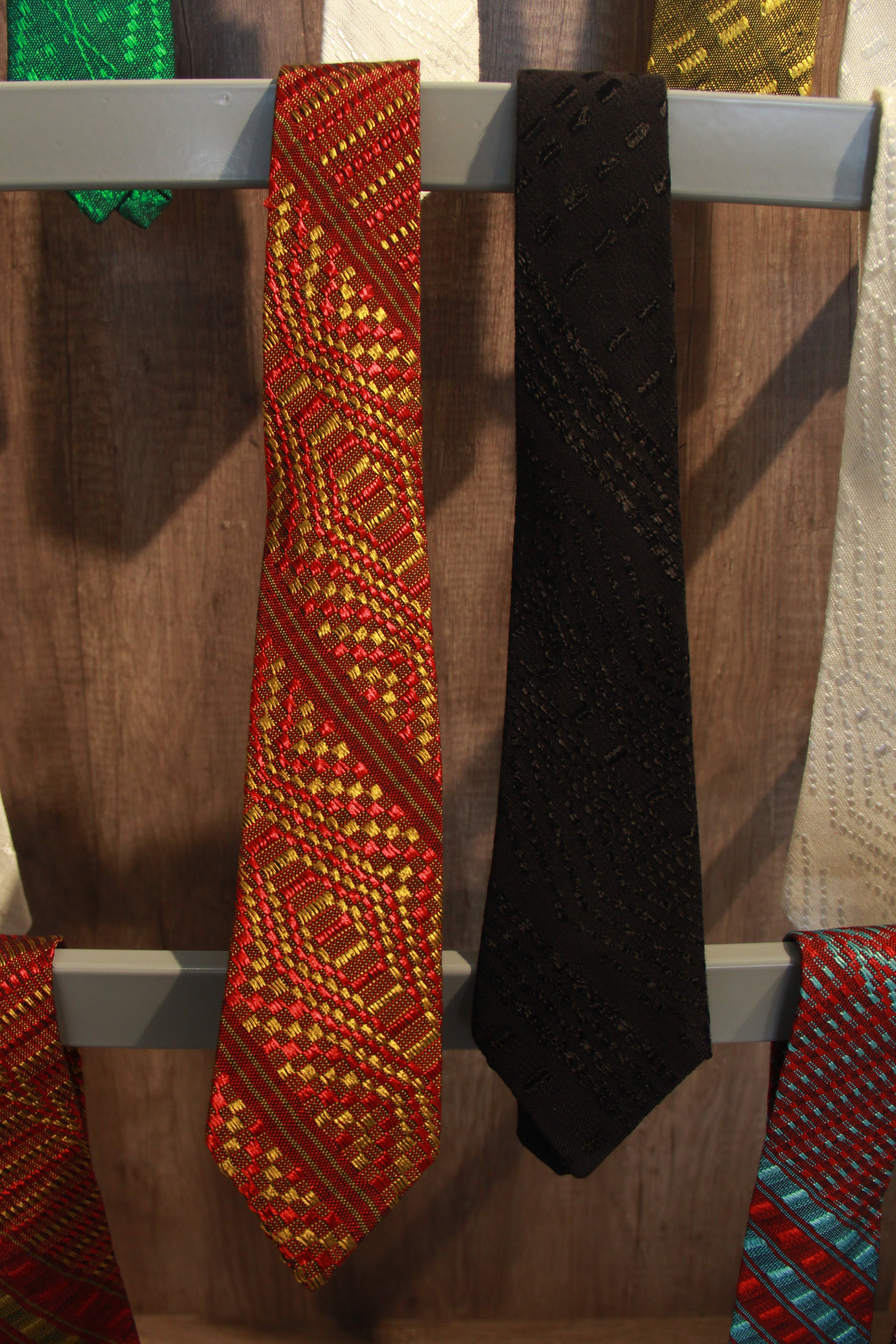 on Twitter: "El regalo ideal para Papá este mes es una corbata artesanal hecha en telar elaborada por artesanas de Comitán Domínguez. Contamos con 10 por ciento de