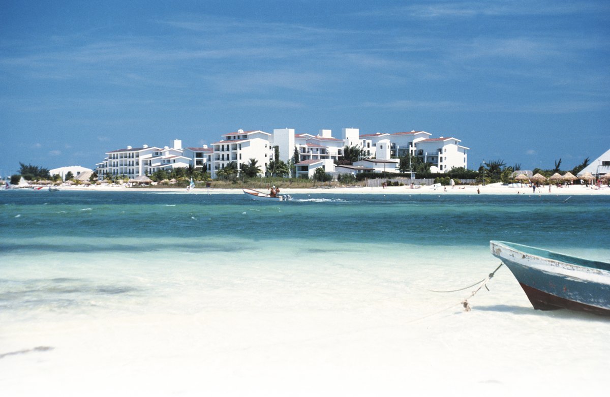 Surrounded by a calm bay, a beautiful jade-green lagoon, and the most beautiful skies you've ever seen; #TheRoyalCancun is a gem in the Hotel Zone. 🌴🏖️

What year do you think this photo was taken? ⏳

#TBT
.
.
#RoyalResorts #Cancun #Mexico #MexicanCaribbean #CaribeMexicano