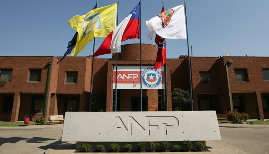 ADM_CuentaChile's tweet photo. 🔴 ÚLTIMO MINUTO | ANFP confirma que, independientemente de la resolución de la FIFA por el caso Byron Castillo, la Selección Chilena no irá a #Catar2022: "Nos gastamos todo el dinero en abogados y quedamos sin efectivo como para llevar a todo un plantel a un mundial". https://t.co/0mAnmQxwrb