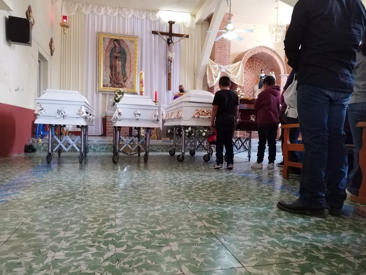GammaReyes's tweet photo. • Inicia la misa de cuerpo presente para 5 de las víctimas del multihomicidio en la comunidad de Barrón en Salamanca #Guanajuato 
• "Es complicado encontrar la paz en la violencia", dijo el sacerdote en la celebración eucarística. https://t.co/ys7okgkzMD