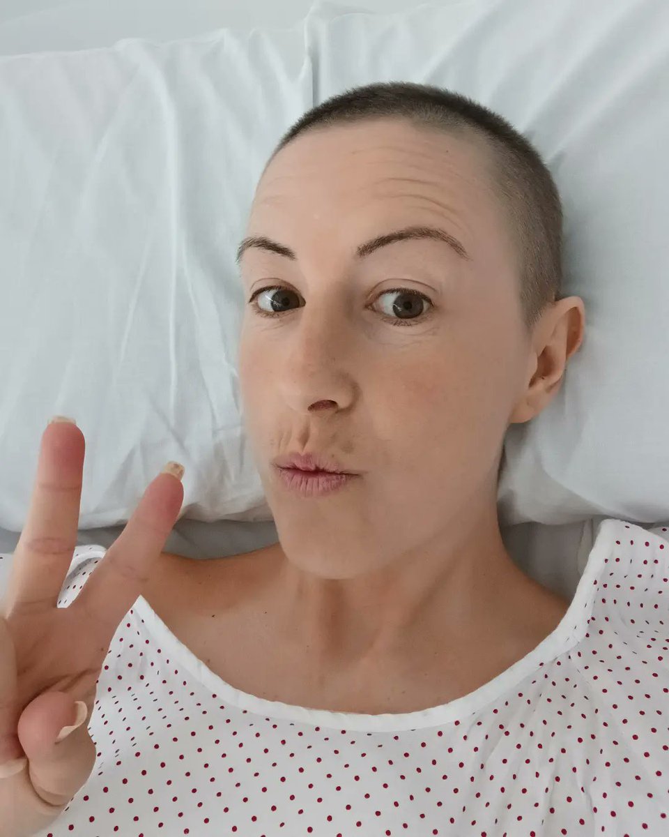 saramadrazo's tweet photo. Más menos 15 horas de diferencia. Y siempre luchando por mantener la sonrisa.
Siempre luchando y para adelante. 
#BuenasNoches #Gracias #apoyomaximo #luchando #Curandome #CancerDeMama #Rosa #TodoAlRosa #LaToallaSeTiraEnLaPlaya #LaToallaLaTiroEnLaPlaya #LaTuLiDeLaSaRi https://t.co/tPGiIOl6AZ