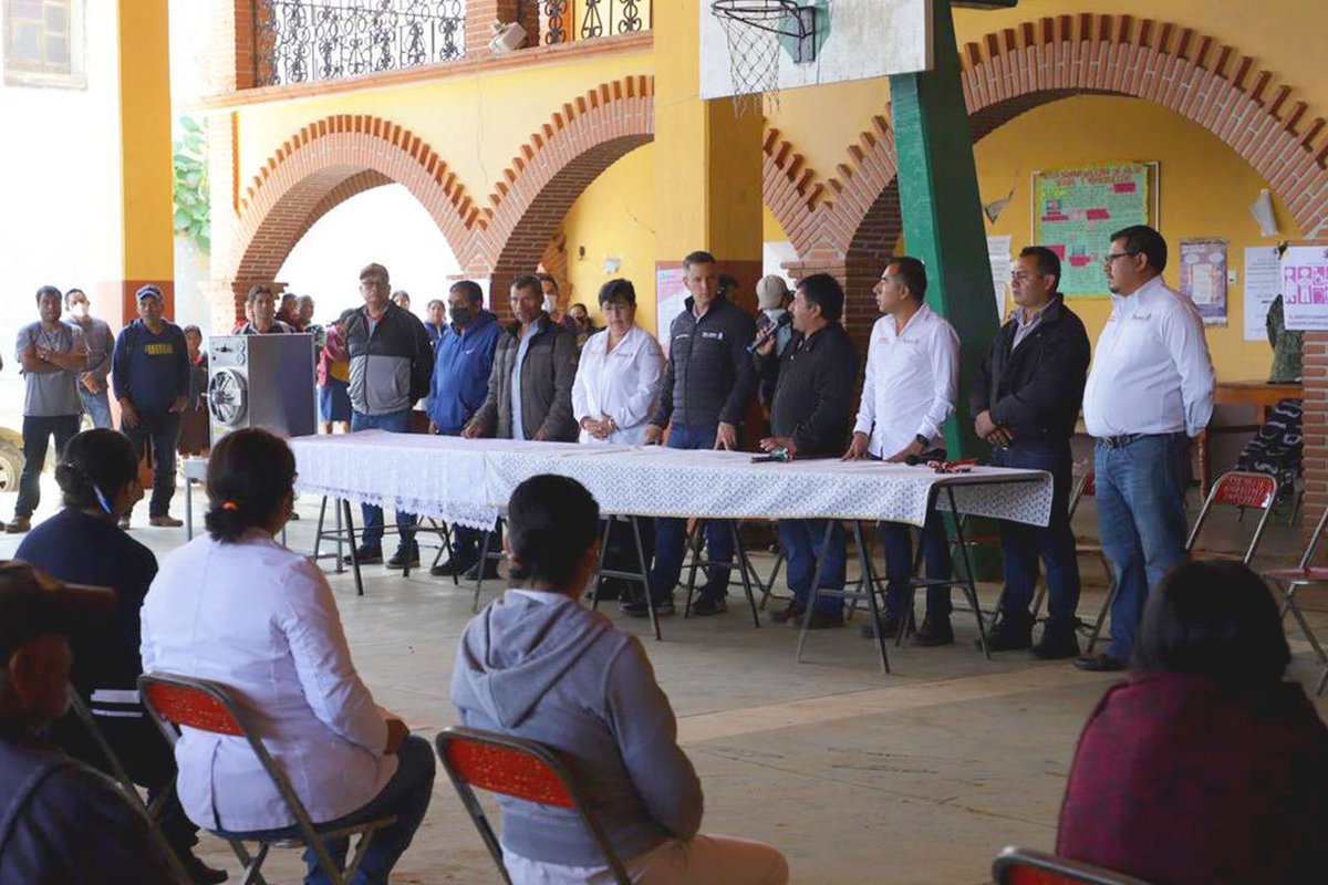 German_Espinosa's tweet photo. El Gobernador @alejandromurat continúa recorriendo las zonas afectadas por el huracán Ágatha. Visitó Santa María Ozolotepec, para supervisar la infraestructura sanitaria y la atención médica que se brinda a la población. https://t.co/b4NyfFJRfD