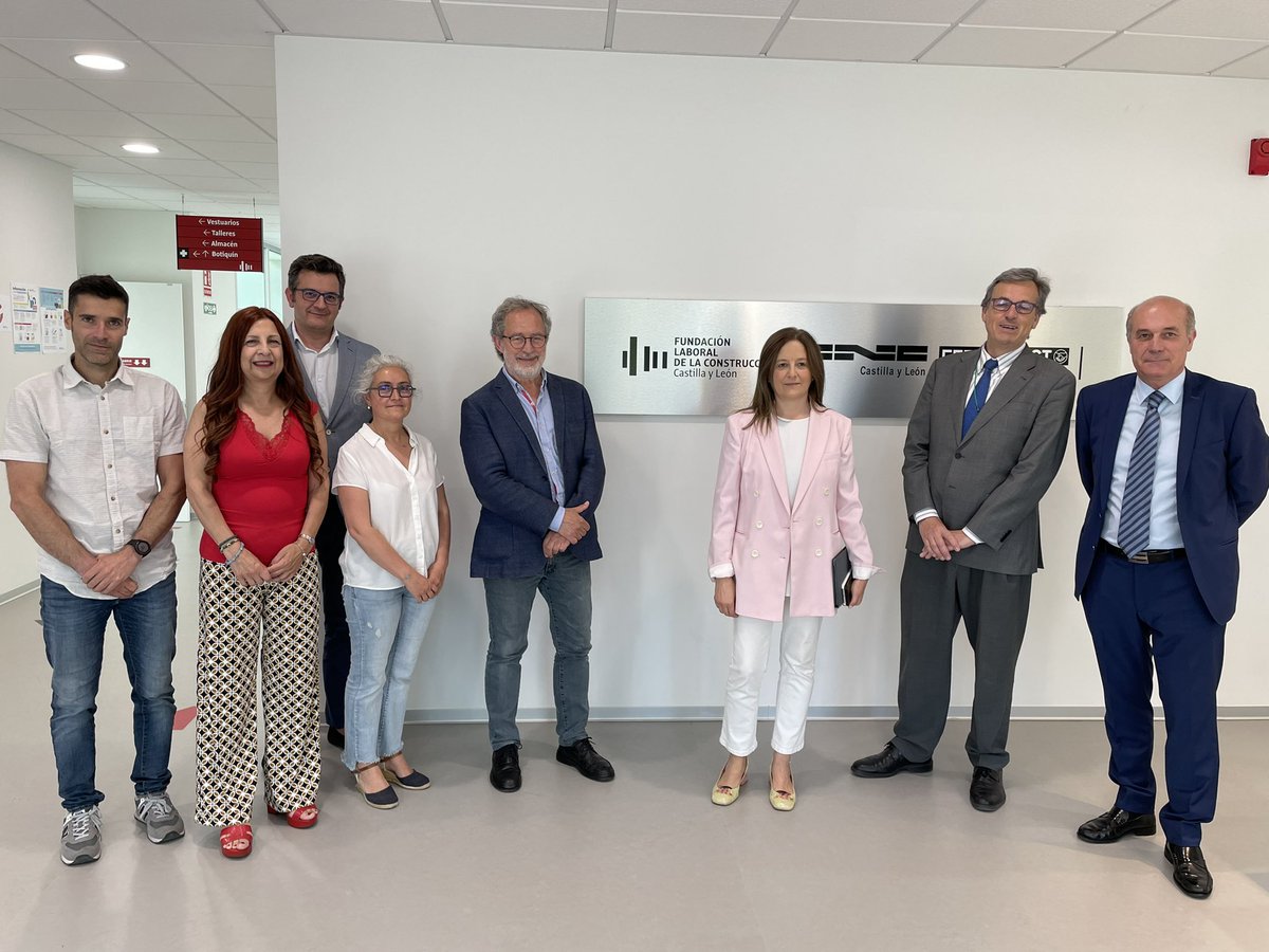 AyuntamientoVLL's tweet photo. El concejal de Planeamiento Urbanístico, @manuel_saravia participa en la jornada de @CncConstruccion #AVECO “Nuevos mecanismos legales de revisión de precios de materiales y materias primas”, que se desarrolla en la Fundación Laboral de la Construcción @Fund_Laboral https://t.co/sqS22alk6A