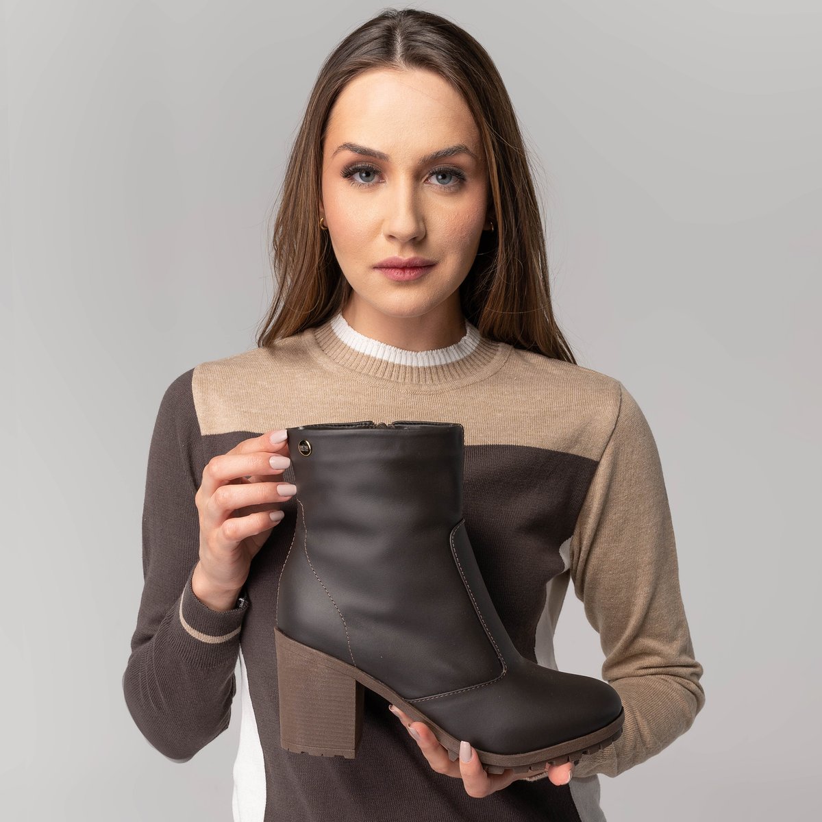 FIEROcalcados's tweet image. Novidade do dia: Bota Routine Clean!
Elegante, urbana e moderna, bota Routine Clean é ideal para diversos momentos do inverno, especialmente por unir conforto, aquecimento e estilo. 
#botasdecouro #botasforradas #botasdeinverno
#botaimpermeável #voudefiero