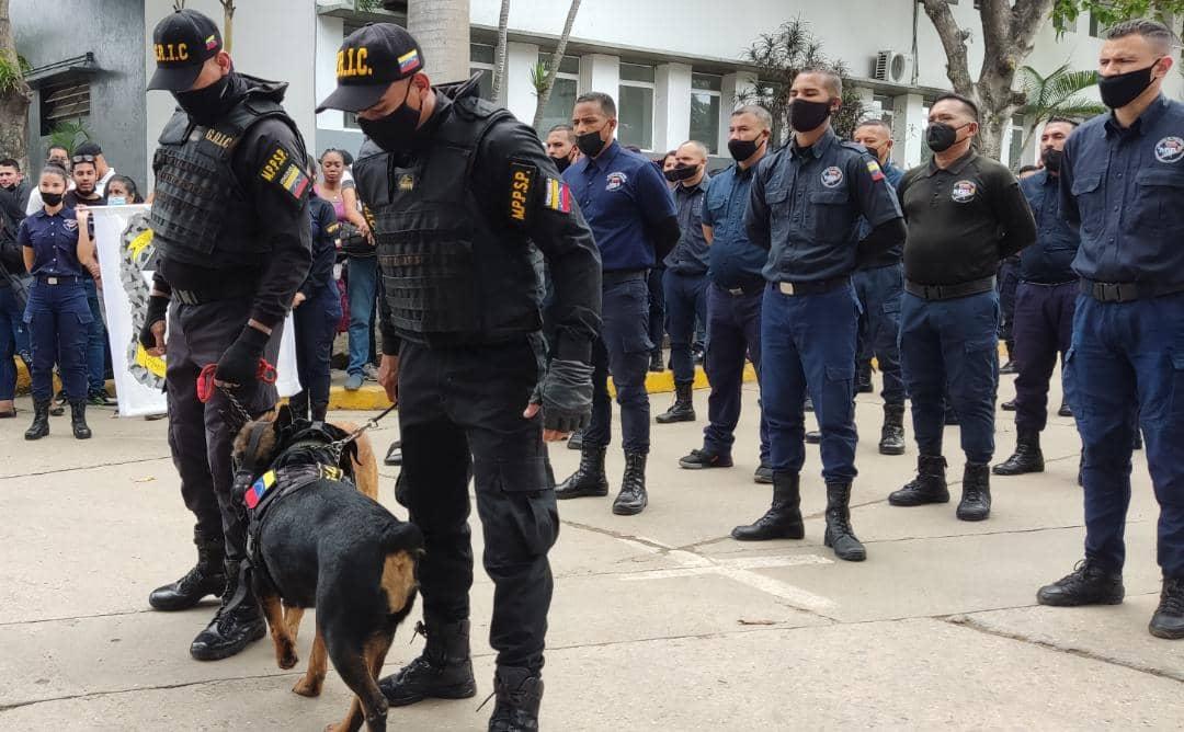 mirelct's tweet photo. Nos unimos al duelo que embarga al Grupo  de Respuesta Inmediata de Custodia (GRIC), por la pérdida física de dos miembros del equipo canino  Dakota y Katri, quienes coadyuvaron a la seguridad y requisas en los establecimientos penitenciarios #VenezuelaYArgeliaUnidas https://t.co/QEvDcmwimM