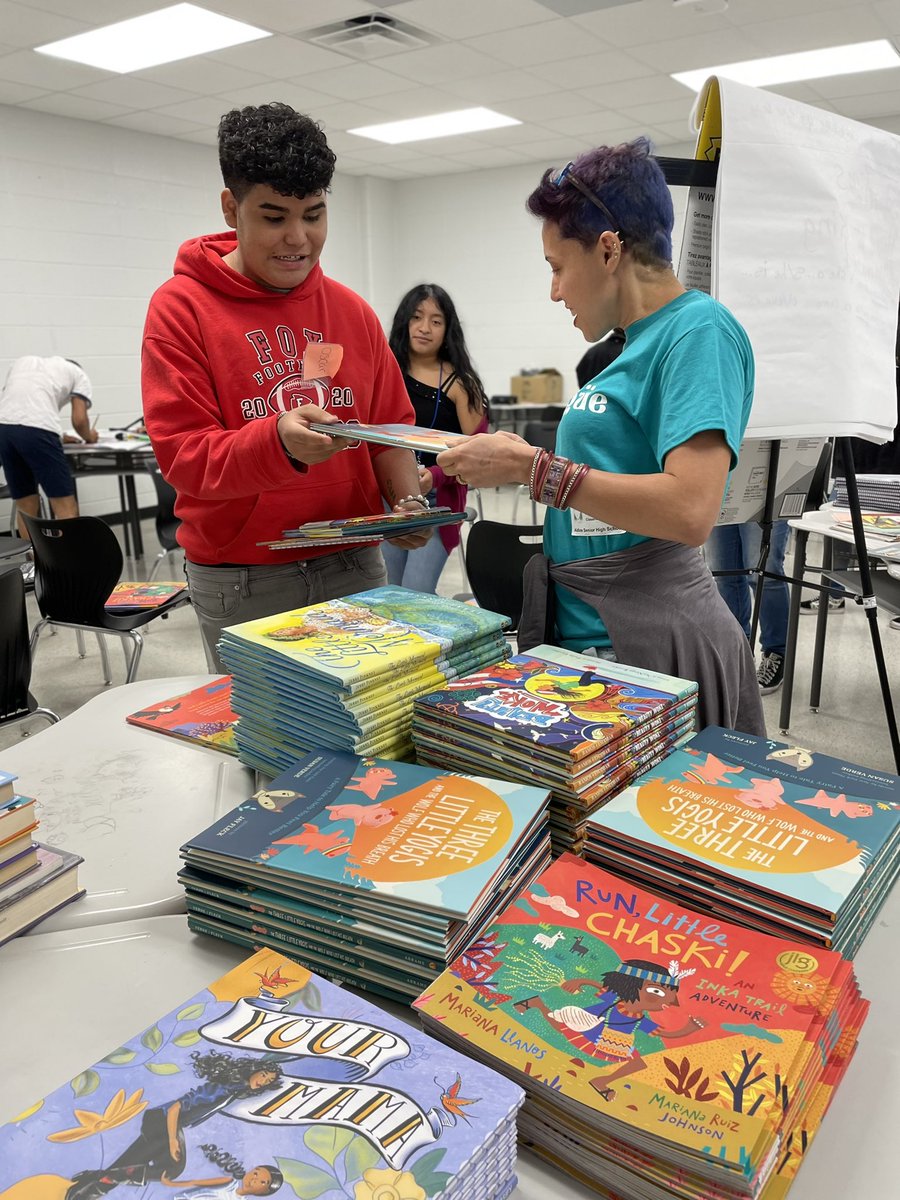 AldineAEA's tweet photo. The smiles when the students learn the books are for them...@NoNieqaRamos #Aldineforward #AldineAdelante @Mrs_Loredo @delgadong94 @AldineHS_AISD https://t.co/K6LCmbkuXE