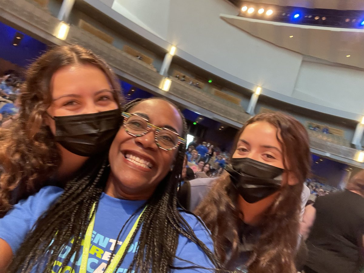 TLoveEDU's tweet image. Made some awesome connections with these young people that travel around and support “the work” of educator learning. Loved hearing their personal stories! @SolutionTree #theSMSD #SMSDPLCInstitute