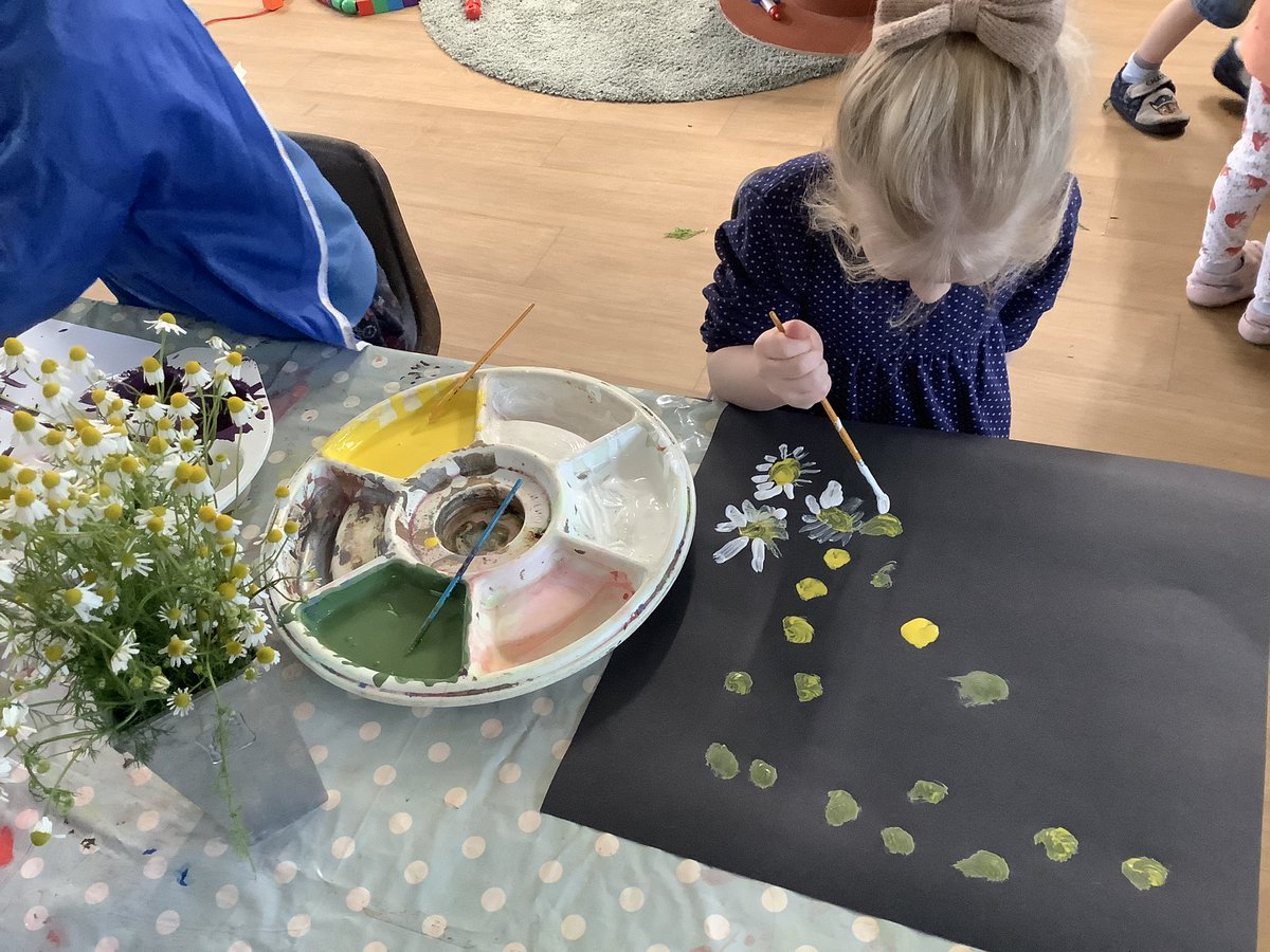 Developing our knowledge of plants and flowers by making some observational paintings of daisies and alliums <a href="/MadleyPre/">Madley Pre-School</a> <a href="/MESC_UK/">MESC</a> <a href="/madleyplants/">Madley Plants</a>