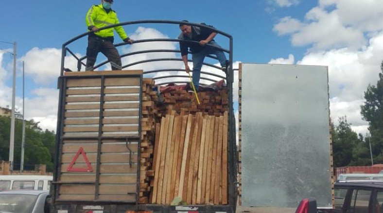 MAE_Zonal6's tweet photo. #Cañar | Durante un operativo de control, retuvimos un vehículo con 25 m³ de madera, especie Balsa en el cantón Biblián. El conductor no presentó la autorización administrativa que justifique la legalidad del producto forestal. Esta acción se realizó conjuntamente con la #UNPAMB. https://t.co/KuKS6reGZR
