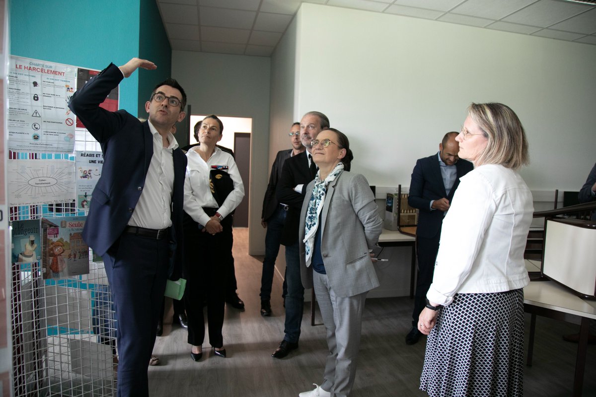 Allierdpt's tweet photo. [Intempéries ⚡️]
Visite du collège Jean Rostand à Bellerive-sur-Allier fermé en raison des dégâts importants constatés. 
Le Département a entrepris le pilotage des travaux 🧱. Les collégiens pourront réintégrer leur établissement dès lundi.
#colleges #travaux #allierbourbonnais https://t.co/srJ5rJrojo