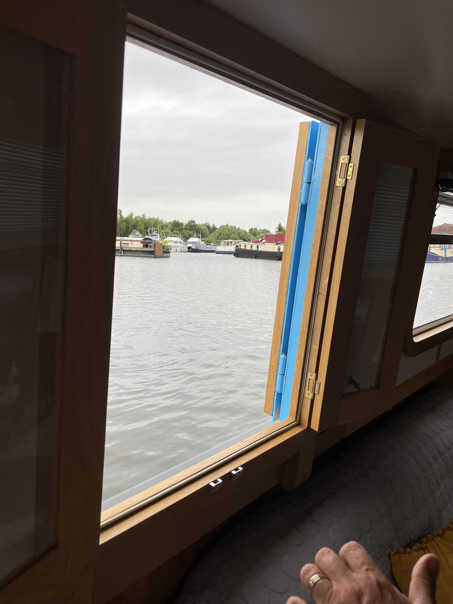 elbonharas's tweet photo. Chilly earlier 🥶🥶
Hubby said light the fire 🔥 🔥 
Now all windows and side hatch open 
Boiling 🥵 🥵
#BoatsThatTweet
#itsaBargeLife
#LifesBetterByWater
#ViewsFromTheWheelhouae https://t.co/wy7qsPCkTP