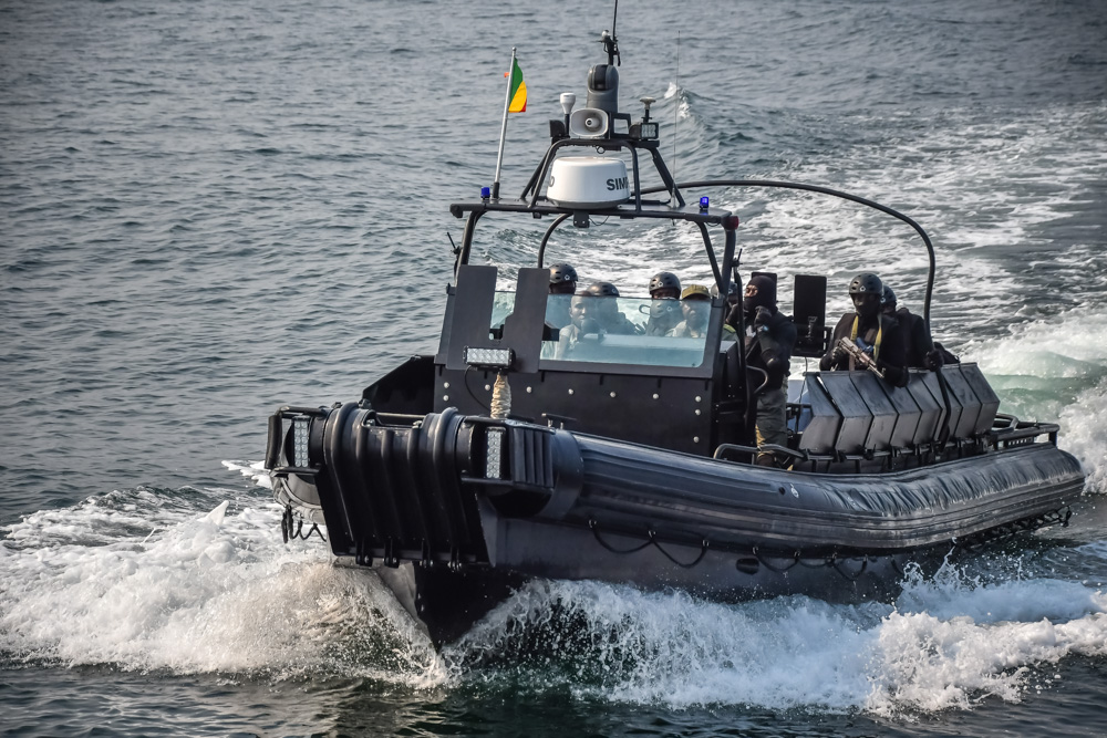 FrDefenseCongo's tweet photo. ⚓️La FDS🇫🇷#Ventôse et 2 embarcations d’intervention🇨🇬ont conduit des entraînements contre la pêche illégale avant de mener une patrouille commune à proximité des installations offshore au large de #PointeNoire #MEGALOPS V⚓️
@CoopSecuDefense #francemddcongobrazza #marinenationale https://t.co/JVqPrffvxU