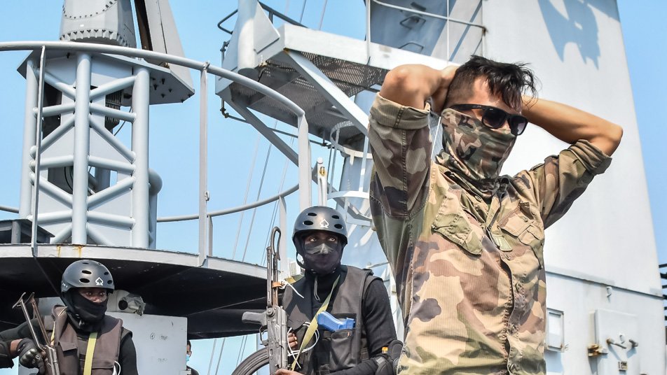 FrDefenseCongo's tweet photo. ⚓️La FDS🇫🇷#Ventôse et 2 embarcations d’intervention🇨🇬ont conduit des entraînements contre la pêche illégale avant de mener une patrouille commune à proximité des installations offshore au large de #PointeNoire #MEGALOPS V⚓️
@CoopSecuDefense #francemddcongobrazza #marinenationale https://t.co/JVqPrffvxU