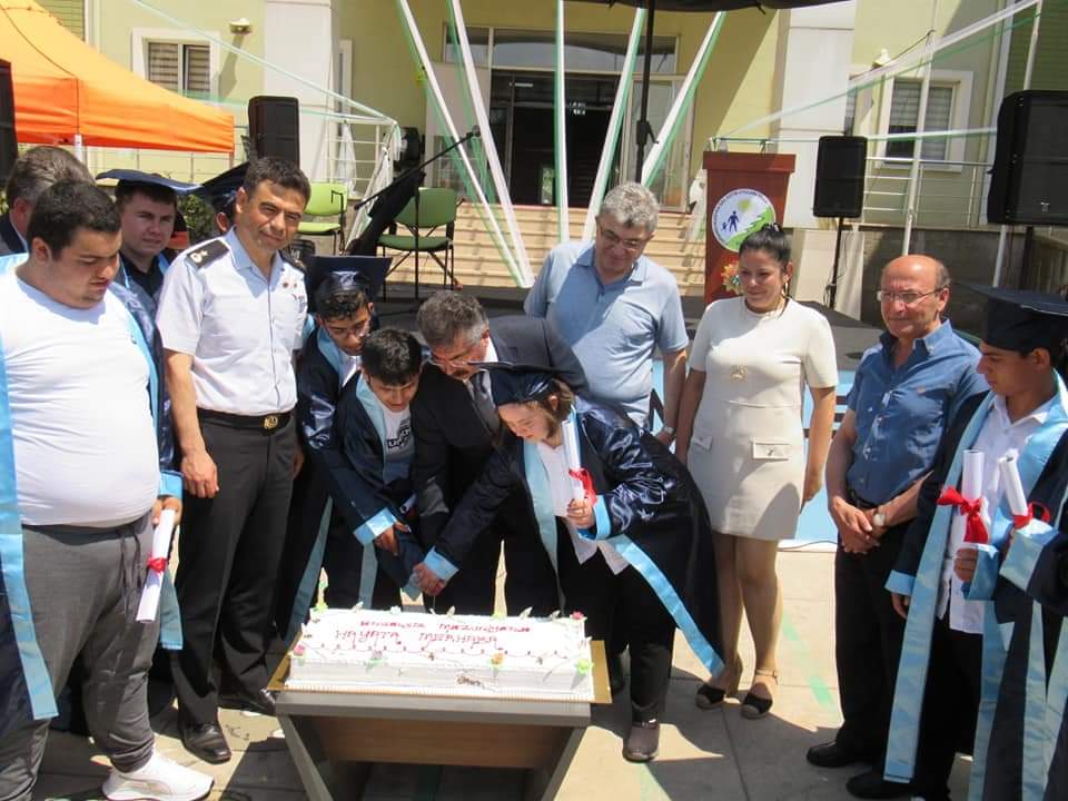 carsambamem's tweet photo. @CarsambaOzel 3. Kademe mezuniyet törenine İlçe Jandarma Komutanı Sn. Bnb. Mustafa Kemal Çelik, İlçe Milli Eğitim Müdürü Sn. @MustafaOzdmr55, Çarşambalılar Derneği Başkanı Sn. Hüseyin Özdemir, Çarşamba Bedensel Engelliler Derneği Başkanı Sn. Mustafa Uçar ve velilerimiz katıldı++ https://t.co/mkK4sP4139