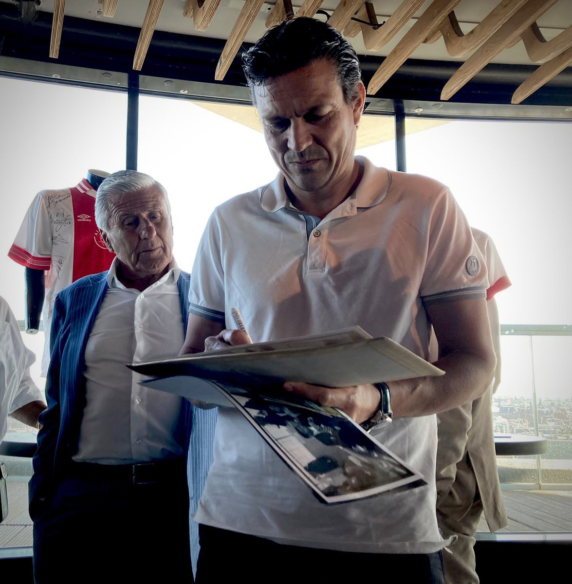 Kick_uitgevers's tweet photo. Jari Litmanen ontving vanmiddag het eerste exemplaar van Het Ajax Shirt. Morgen signeert hij boeken in de Ajax Fanshop (10:00-13:00) en de Stadsschouwburg 15:00-18:00). https://t.co/VQshOjr65f