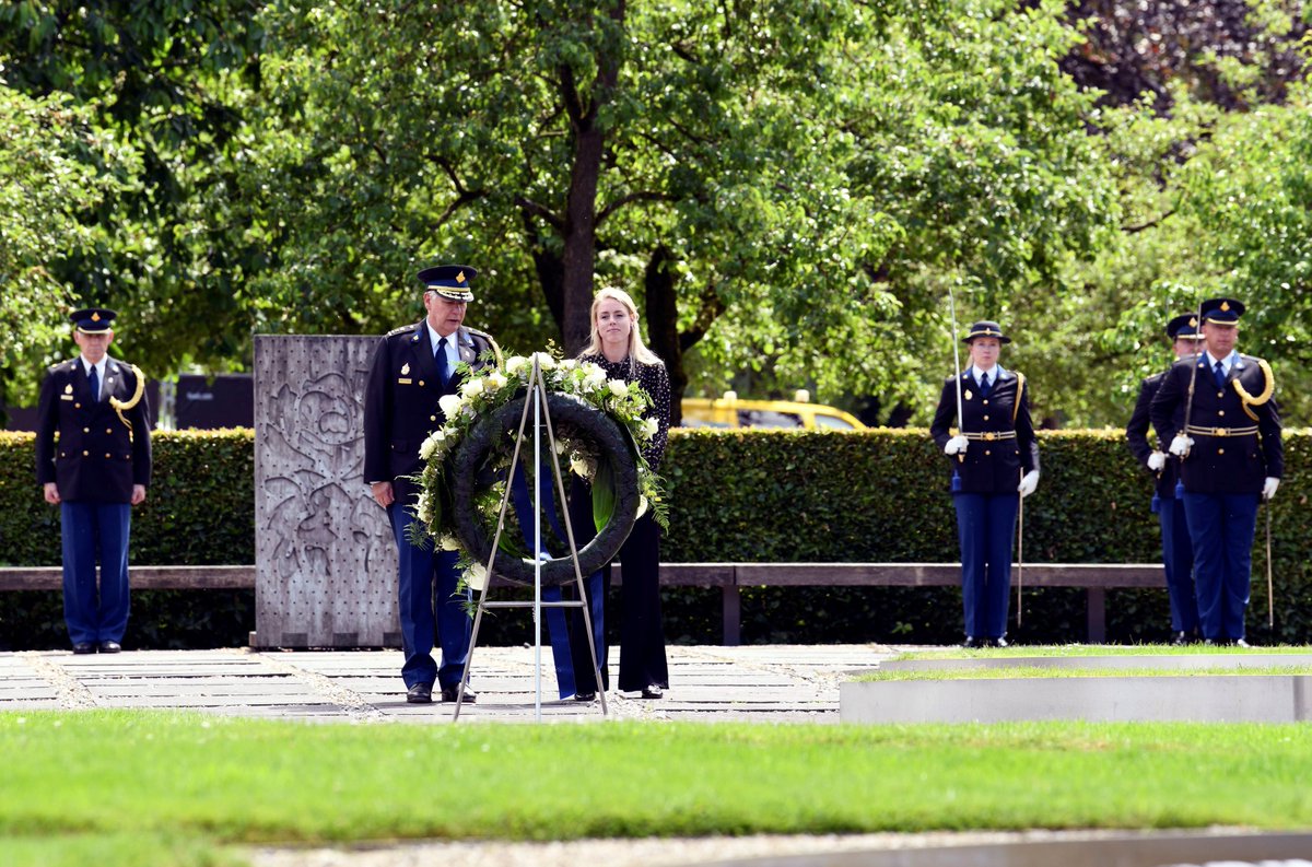Vandaag staan we stil bij de schaduwkant van ons prachtige vak. Met 165 namen op dit monument als stille getuigen. We kunnen de pijn niet wegnemen, maar wel helpen om dat verdriet iets dragelijker te maken. We laten hen niet los, maar zullen hen blijven herinneren en eren.