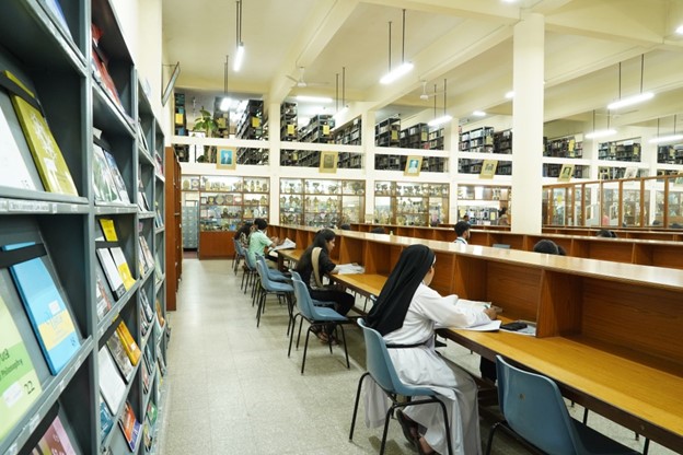 Explore our #LibraryofTheWeek, Christ University at the Bangalore in India. Split across four campuses, the library has a vast range of electronic resources, more than 300,000 books with dedicated sections to current affairs and library events 🍃 <a href="/ChristBangalore/">CHRIST</a>