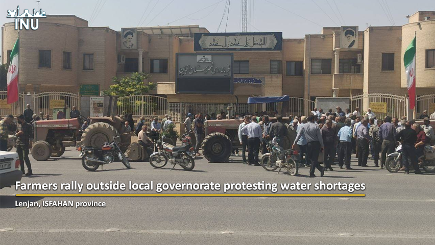 IranNewsUpdate1's tweet photo. #IranProtests
#Isfahan, C #Iran—farmers rally outside the local governorate in #Lenjan, protesting officials' recent measures that have left their lands with far lesser water and their crops destroyed by the day. https://t.co/VVXFvWIAA9
