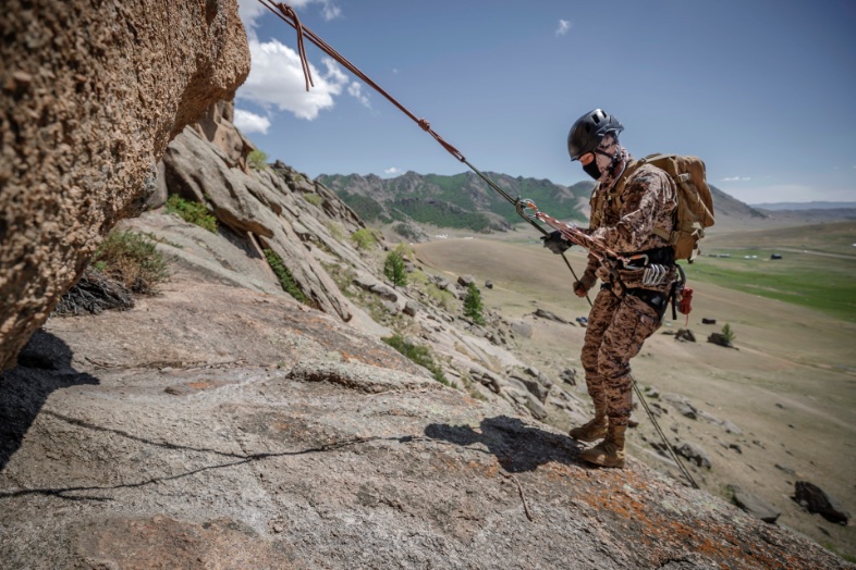 Deutsches_Heer's tweet photo. 🇩🇪 Gebirgsjägerausbildung in der #Mongolei. Der Hochgebirgsjägerzug #Heer trainiert im Terelj Nationalpark 🇲🇳 Soldaten im militärischen Bergsteigen. Wichtige Basics für den Gebirgskampf. Ziel: Mongolische Ausbilder als Multiplikatoren für das eigene Heimatbataillon befähigen. https://t.co/4tCovorQXi