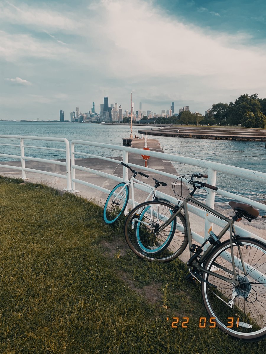 LoftWorksWest's tweet photo. Did you know that Chicago is one of the most bike-friendly cities in the country?

From taking in the view from lakefront trails to cruising to work, biking is a great way to both explore the city and get around. 

We offer secure bike storage for our tenants! 🚴 https://t.co/ECYucw7eAd