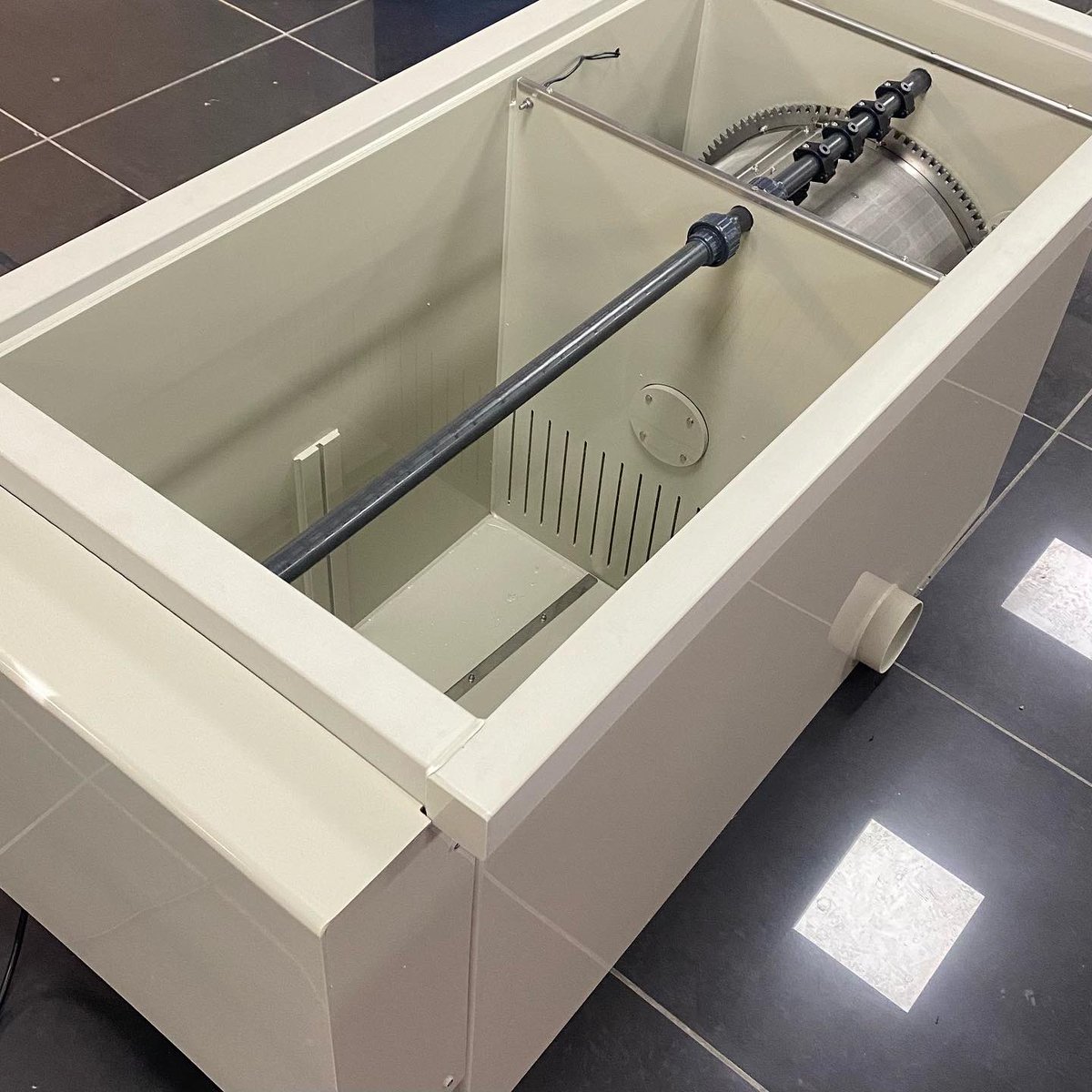 AquaticsKoi's tweet photo. 🤖Very cool bit of kit going on one of our next projects🤖
💦Burton 300 Combi Drum Filter💦
🔥Just a portion of the filtration going on this 80,000L Behemoth Koi Pond🔥

#Burtons #BurtonsAquatics #PondFilter #KoiPond #KoiFilter #DrumFilter #Filter #KoiFish #KoiCarp #Koi https://t.co/dnPmBJED3W