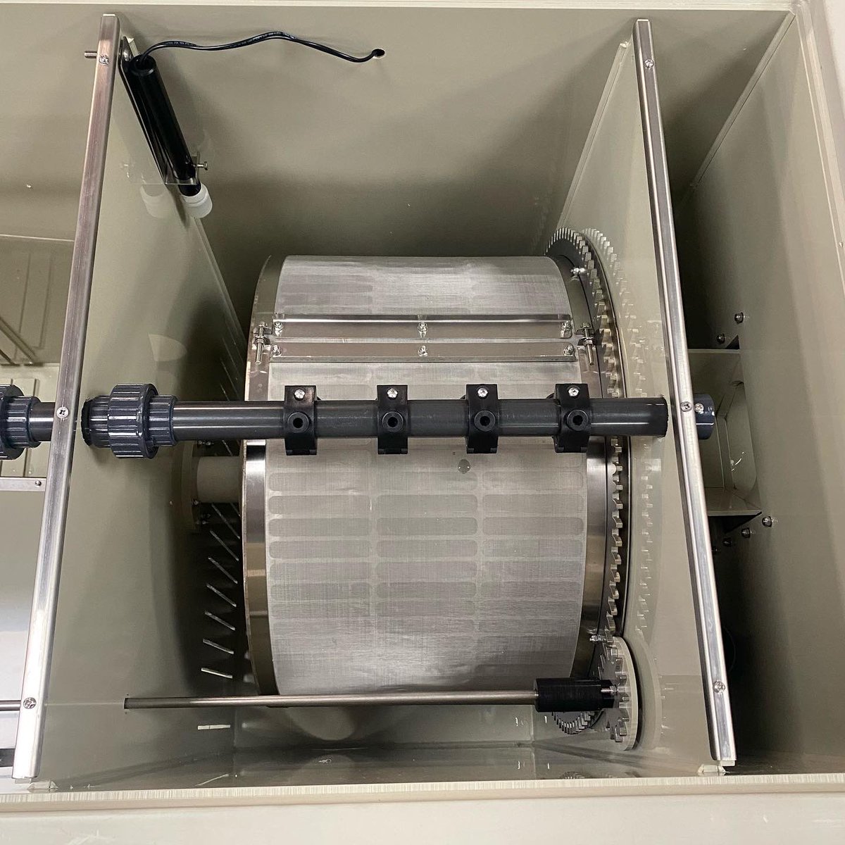 AquaticsKoi's tweet photo. 🤖Very cool bit of kit going on one of our next projects🤖
💦Burton 300 Combi Drum Filter💦
🔥Just a portion of the filtration going on this 80,000L Behemoth Koi Pond🔥

#Burtons #BurtonsAquatics #PondFilter #KoiPond #KoiFilter #DrumFilter #Filter #KoiFish #KoiCarp #Koi https://t.co/dnPmBJED3W