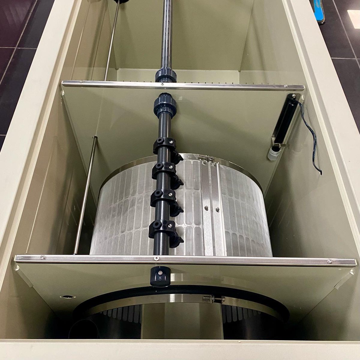 AquaticsKoi's tweet photo. 🤖Very cool bit of kit going on one of our next projects🤖
💦Burton 300 Combi Drum Filter💦
🔥Just a portion of the filtration going on this 80,000L Behemoth Koi Pond🔥

#Burtons #BurtonsAquatics #PondFilter #KoiPond #KoiFilter #DrumFilter #Filter #KoiFish #KoiCarp #Koi https://t.co/dnPmBJED3W