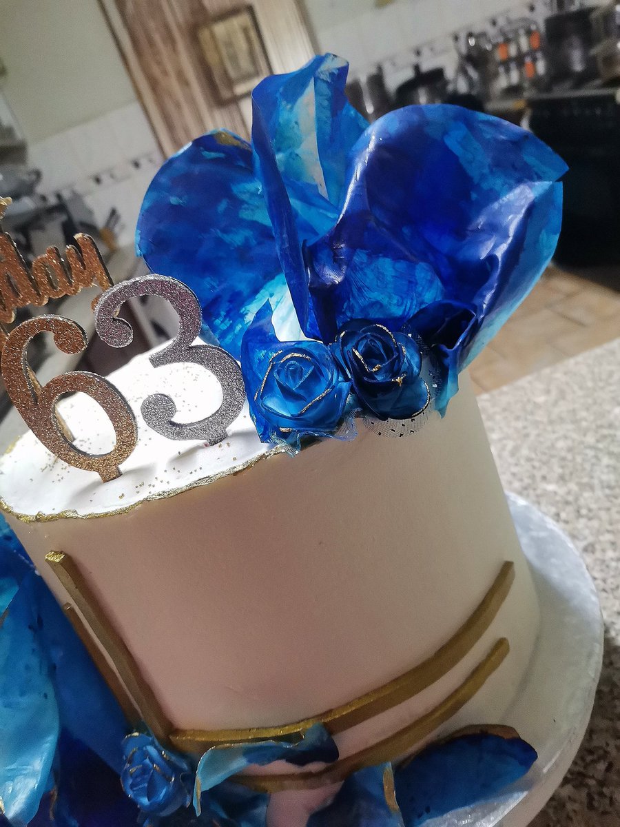 LollystrEats's tweet photo. Red Velvet Birthday Cake #63rdbirthday #BirthdayCakesforher #RedVelvet #blueandwhite #ricepapersail 🌸🌸 https://t.co/WzPFtVeyBj