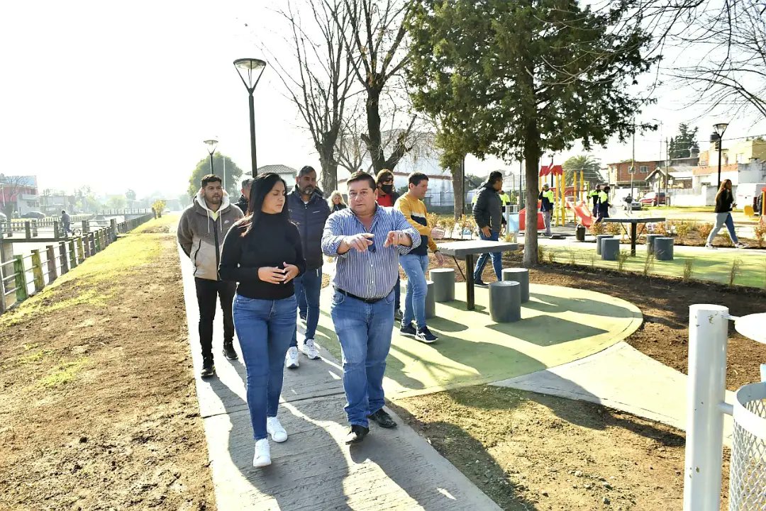 JLBenitezOk's tweet photo. 🚧💪🏼 ¡Más #EspaciosPúblicos para los malvinenses! Junto a la intendenta @Noecorrea_ok supervisamos los avances de remodelación en las #Plazoletas del barrio Guadalupe, en #VillaDeMayo, y del barrio Teniente Ibáñez, en Ing. #AdolfoSourdeaux. https://t.co/X0QI4upAF7