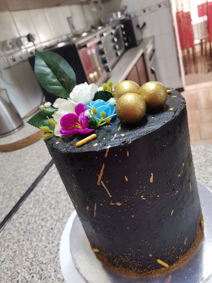 LollystrEats's tweet photo. Chocolate Cake #chocolatecake #BlackAndGold #chocolatecake #BirthdayCakesforher 🌸🌸 https://t.co/SIjEhKclF3