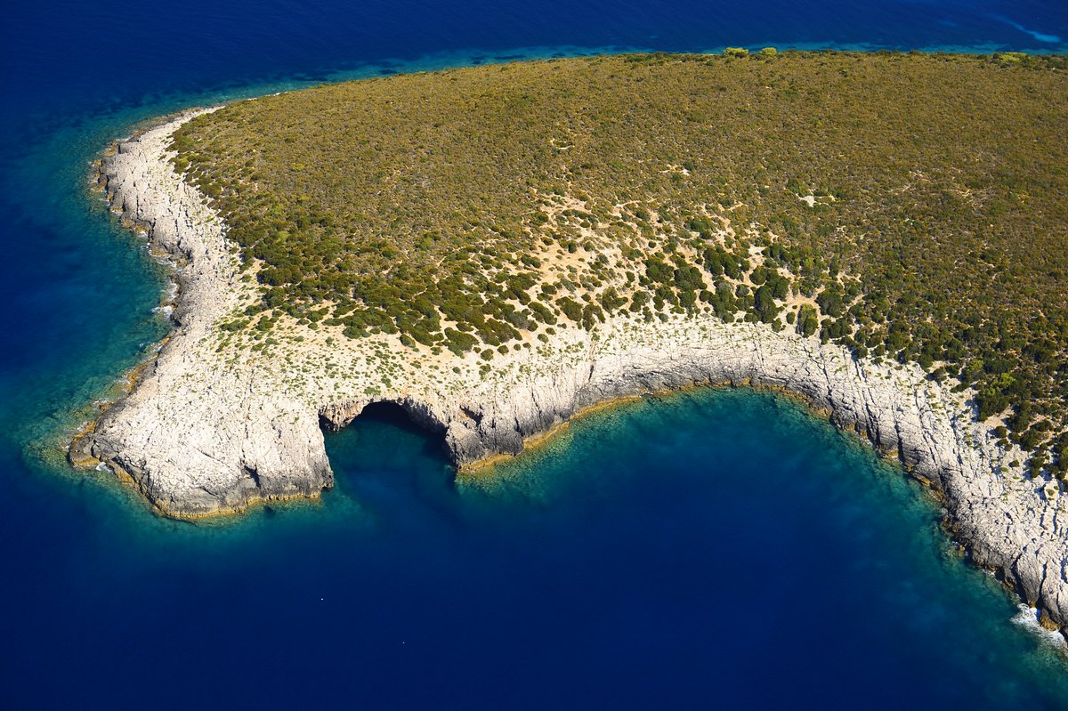 UnescoVis's tweet photo. THE GREEN CAVE ON THE ISLAND OF RAVNIK, VIS ARCHIPELAGO GEOPARK, CROATIA https://t.co/Q46zCiIVio