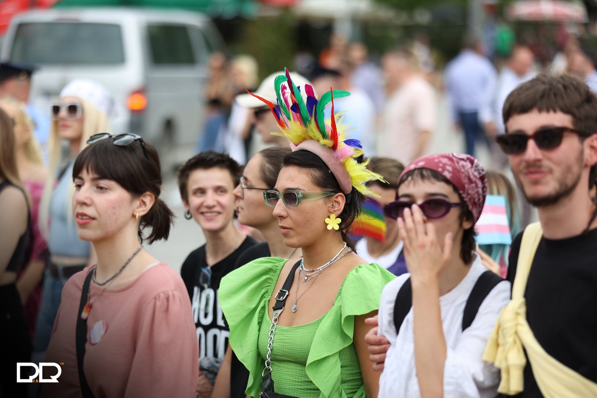 PiarCreations's tweet photo. Foto nga Parada e Krenarisë e organizuar sot në sheshin e Prishtinës ���️💙🧡💜💛

#pRideTogether #PrideWeek #javaekrenarisë https://t.co/MixDjsG8Oh
