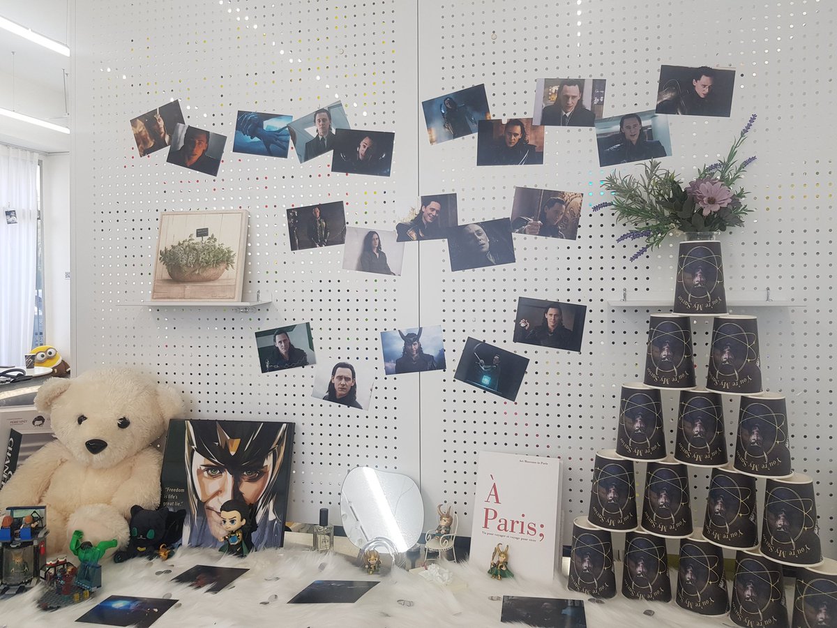 Loki_is_cute's tweet photo. 🐍조금 많이 늦은 로키 기카 후기

#언제쯤안속을래 #youre_my_savior

우선 생각보다 사람들이 많아서 놀랐음 로키판 아직 안죽었구나
카페 꾸민 것도 진짜 너무 예쁘고 히들로키가 가득해서 행복했었음
마지막 날에 가서 저기 벽에 사진들 받아와서 뿌듯했고 몇몇 트친분덜 만나서 반가웠어요,,홀홀 https://t.co/IBsjAbOB6c