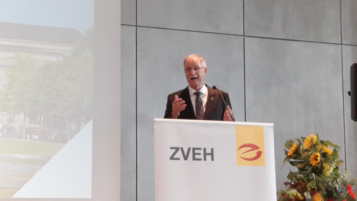 EW_Redaktion's tweet photo. Wir sind heute auf der #ZVEH-Jahrestagung in  zu Gast! Lothar Hellmann, ZVEH-Präsident, begrüßte die 130 anwesenden Delegierten und freut sich auf die Öffentliche Festveranstaltung und auf die Verleihung der E-Marken-Partner-Preise. Mehr in Kürze auf https://t.co/O6W3iVLMcX https://t.co/6UJeQ4vN5a