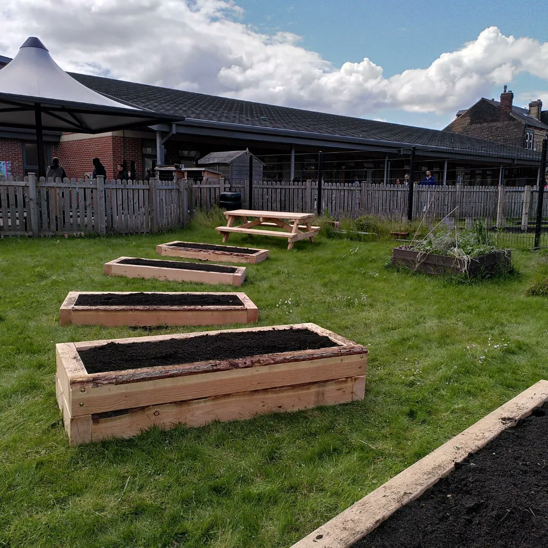 Build a garden in a day? No problem @coopnightingale with @HydeParkSource funded by <a href="/ernestcooktrust/">The Ernest Cook Trust</a> @iwill_movement with the brilliant <a href="/grn_influencers/">Green Influencers</a> club ❤️❤️ #leeds #nogardennoproblem