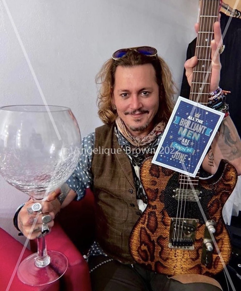 justicefor_jd's tweet photo. Happy 59th birthday Johnny, enjoy your mega-pints!! #HappyBirthdayJohnnyDepp #JohnnyDepp https://t.co/22oTuPLDJN
