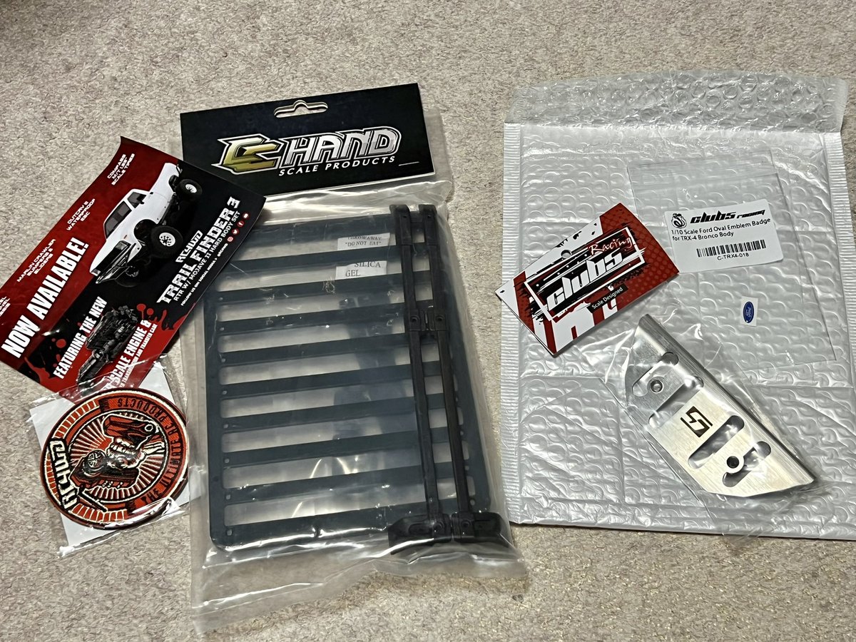HiDeNom1's tweet photo. 本日届いたのは…
RC4WDのルーフラック！実車っぽい形状の物が欲しくてのチョイス。ワッペンも入ってました😁
そしてclub5racingのメタルスキッドプレート。Fordバッジと共に購入。

装着はまた後日。

#RC4WD #CCHAND #club5racing #TRX4 https://t.co/NklL2XCsYt