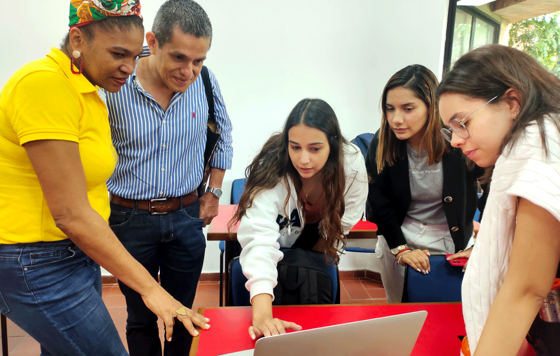 javerianacali's tweet photo. #NoticiaJaveriana | 60 Emprendimientos de la región cuentan con identidad visual gracias a estudiantes de Diseño de Comunicación Visual de la #JaverianaCali y el convenio con el programa Creactívate, de Confamdi.🤩🙌🏼 

Lee la noticia completa: 👉🏼https://t.co/YGheSfkxol https://t.co/YftcDCTiCC