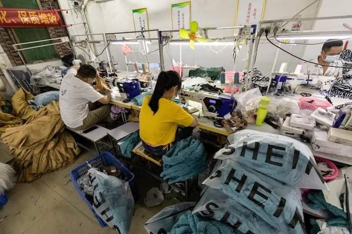 DeanOrDeen's tweet photo. Same goes to all those factories making counterfeit items (SEGALA BARANGAN TAK 'Copy ORI' ), You buying those cheap counterfeit items means you’re supporting human abuse.

Tgk saja lah mesej2 meminta tolong yg mereka Cuba sampaikan. https://t.co/oBFIoA0pv6