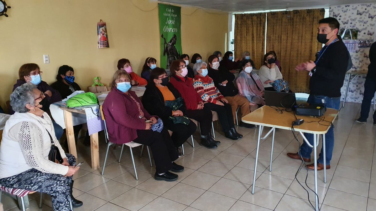 DPR_RM's tweet photo. Equipo de @DPR_RM realiza conversatorio con Centro de Adultos Mayores "José Obrero" en La Pintana, informando cómo poder acceder a la Pensión Garantizada Universal y acercando a la comunidad los operativos de Chile Atiende ✨ https://t.co/xhq8B1VX8k