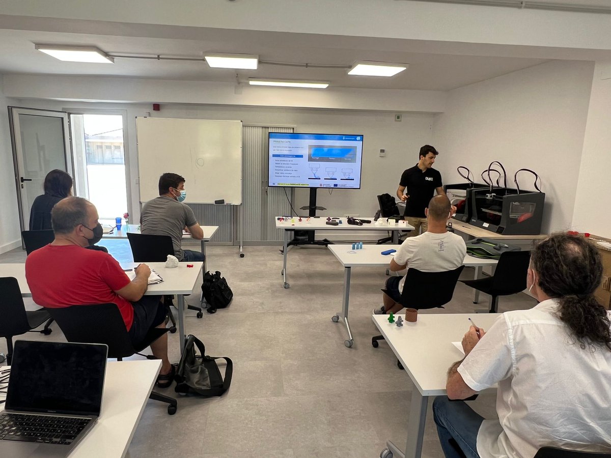 Dipta_cat's tweet image. #EmprènDipta 🧑‍💻 Persones emprenedores del territori coneixen les oportunitats que ofereix la #impressió3D en sectors com l'arquitectura, l'alimentació o la indústria en general, gràcies a un curs de la Diputació al Centre d’Innovació i Formació #BocadelaMina 🖨️⚙️#FonsUECat #FEDER