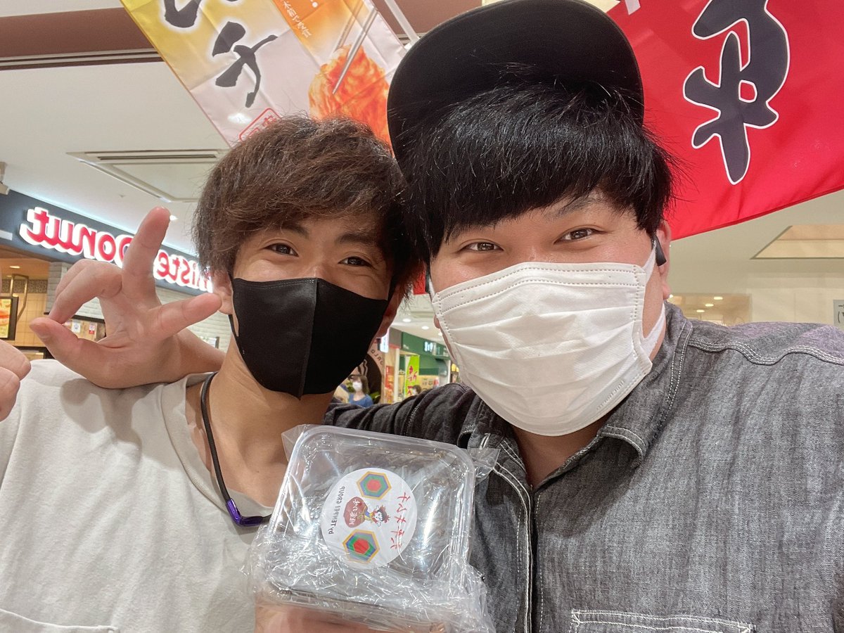 jackie_mrx69's tweet photo. 平日やのに車��隈で大盛り上がり💚

前に買ってくれた人から新規まで
いっぱい来てくれてありがとう😭✨

明日もバリバリ販売してるんで
みんな待ってます🔥🔥🔥🔥🔥

@ryohebo 
@komalovehyskoa 
@YuutoBRZ_GReddy 
@Mochizanex0727 
@7223_miku
@SHIORI72347278 https://t.co/ijtntFn8Sn